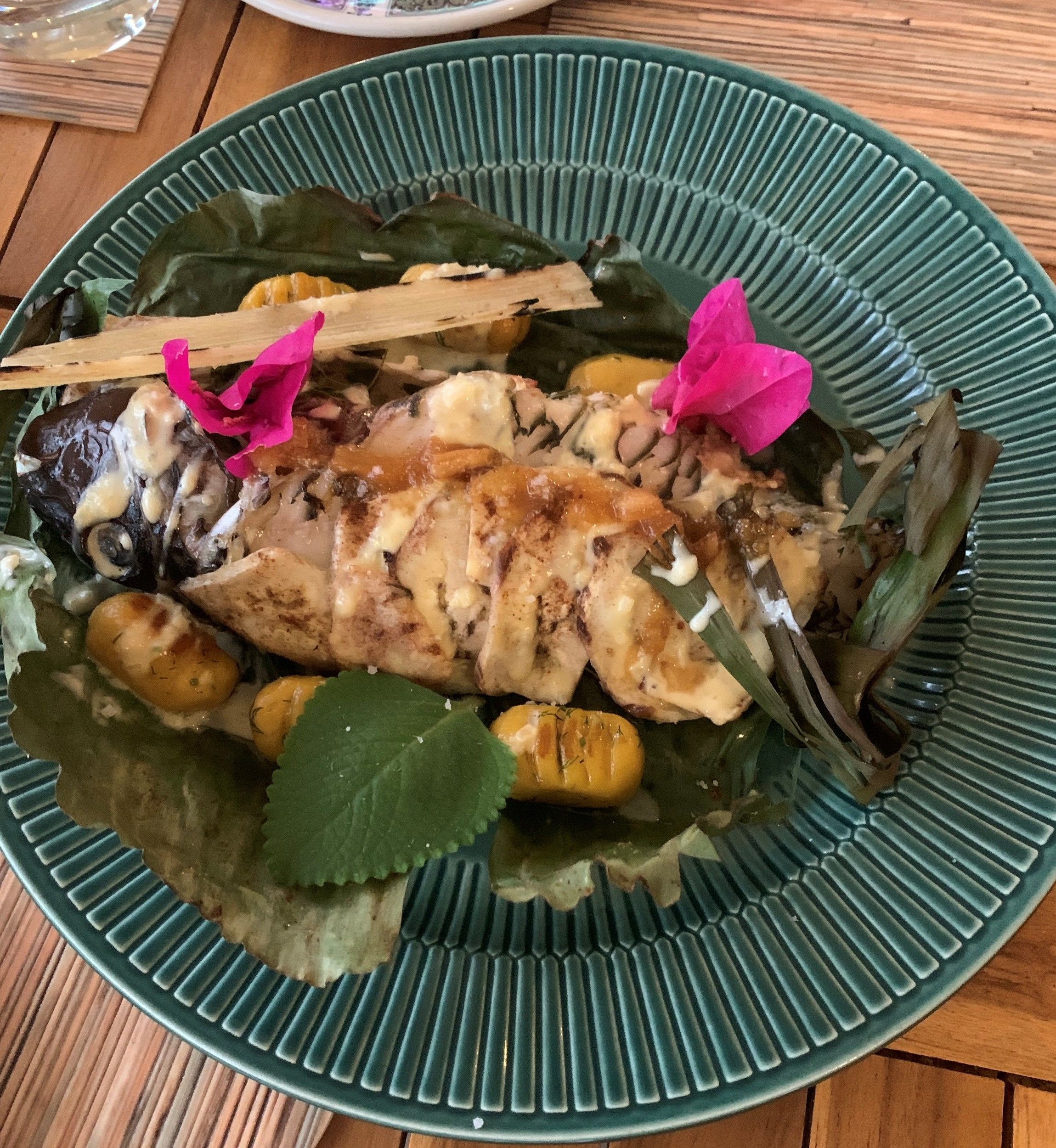 Recette de Poisson perroquet rôti en feuille de banane, gnocchis de patates douces et aneth sauce agrume et rhum - La Brasserie du Manoir