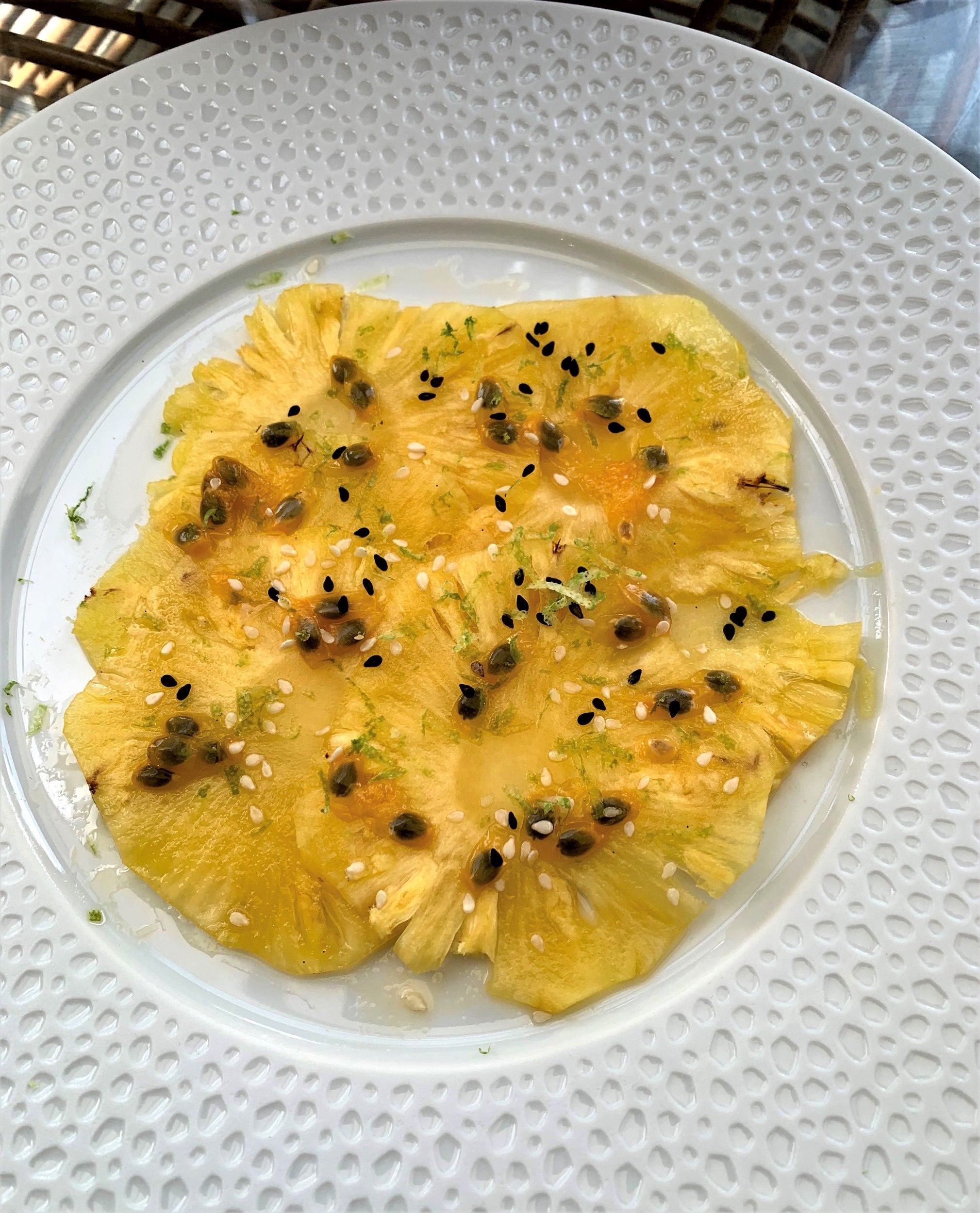 Carpaccio d'ananas au sirop citronnelle vanille