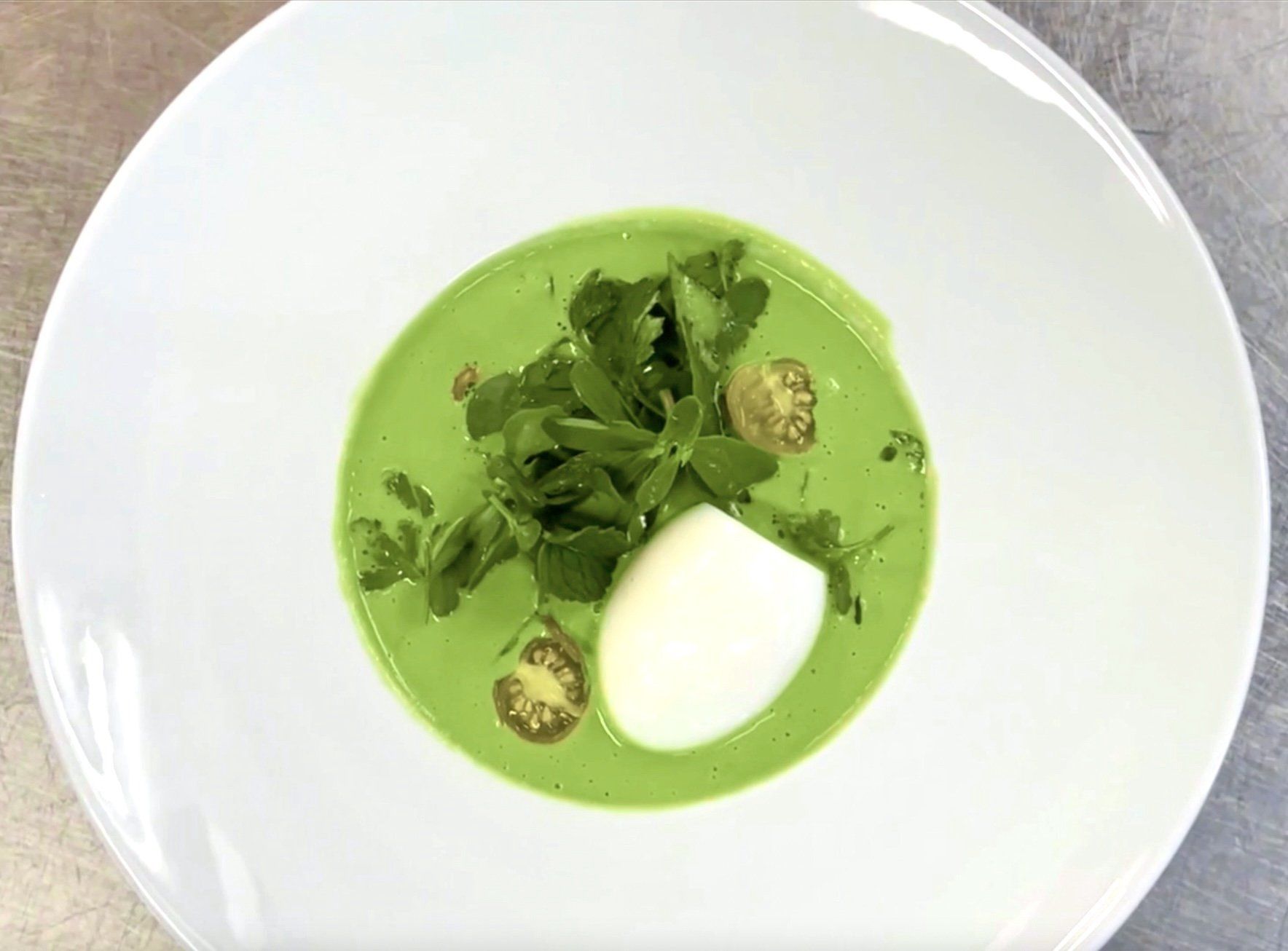 Gaspacho de Laitue accompagné d'un œuf mollet et d'herbes aromatiques - Olivier Lamic